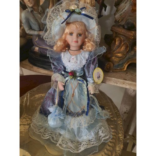 Boneca de porcelana com trajes de época 40 cm