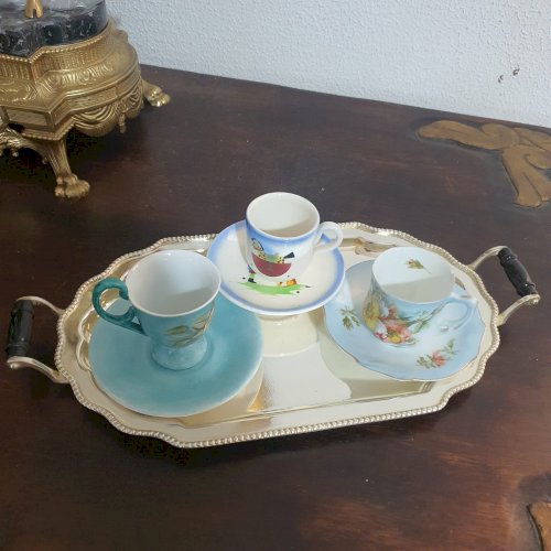 Bandeja com 3 xicaras de porcelana para café, antigas