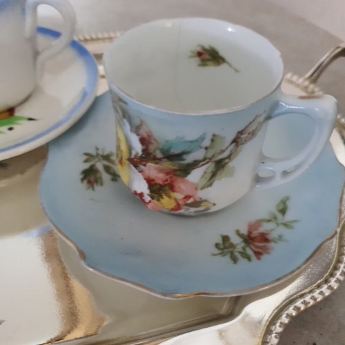 Bandeja com 3 xicaras de porcelana para café, antigas