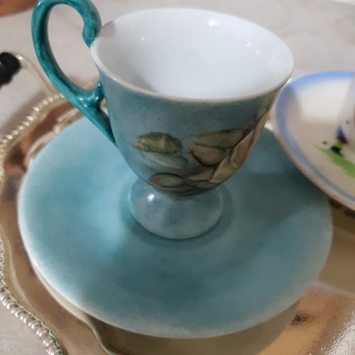 Bandeja com 3 xicaras de porcelana para café, antigas